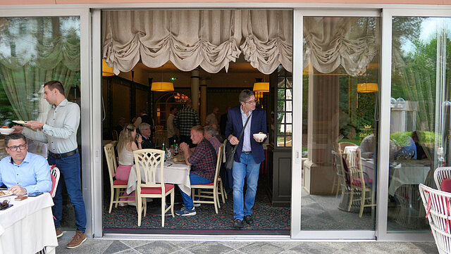 Les participants à l’AG 2026 de l’ASVP déjeunent ensemble à l’Hôtel De La Paix après la partie officielle de l’assemblée.